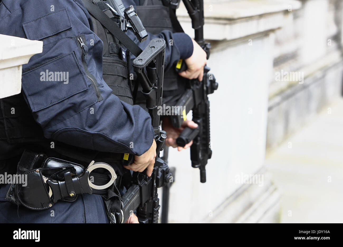 Legge & ordine, i funzionari di polizia che trasportano armi da fuoco. Foto Stock