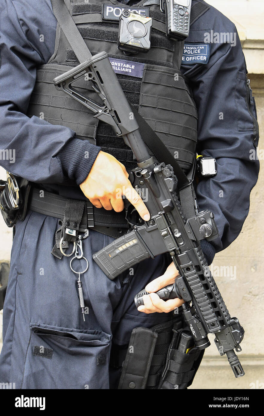Legge & Ordine, funzionario di polizia che trasportano armi da fuoco. Foto Stock