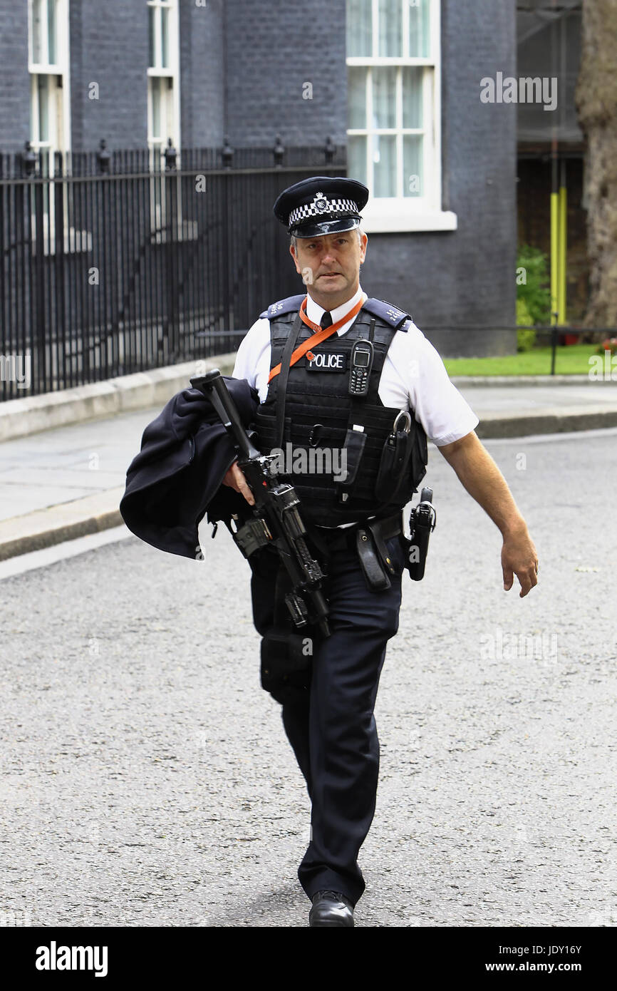 Legge & Ordine, funzionario di polizia che trasportano armi da fuoco a Downing Street, Westminster, Londra, Inghilterra. Foto Stock