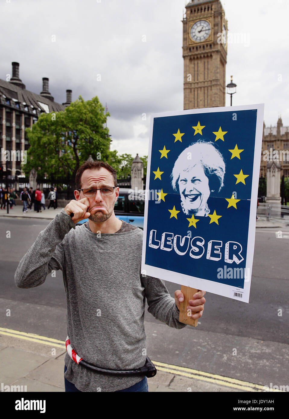 Legge & Ordine, Francese protester in Westminster holding anti Theresa Maggio poster 2017, Londra, Inghilterra. Foto Stock