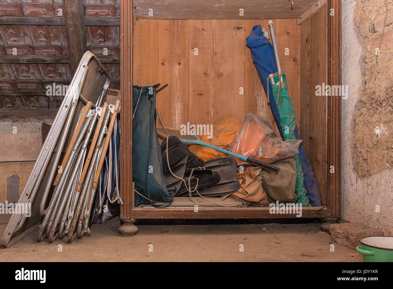 Vecchio e sporco e grunge camping Attrezzatura memorizzata in una soffitta della vecchia casa di campagna. Foto Stock