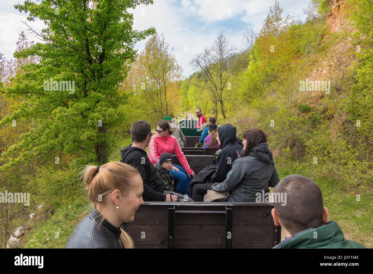 Praga, Repubblica Ceca - 01 Maggio 2017: per coloro che godono di tempo di vacanza e di unità in un piccolo treno storico nella natura parco chiamato Cesky Kras vicino Ka Foto Stock