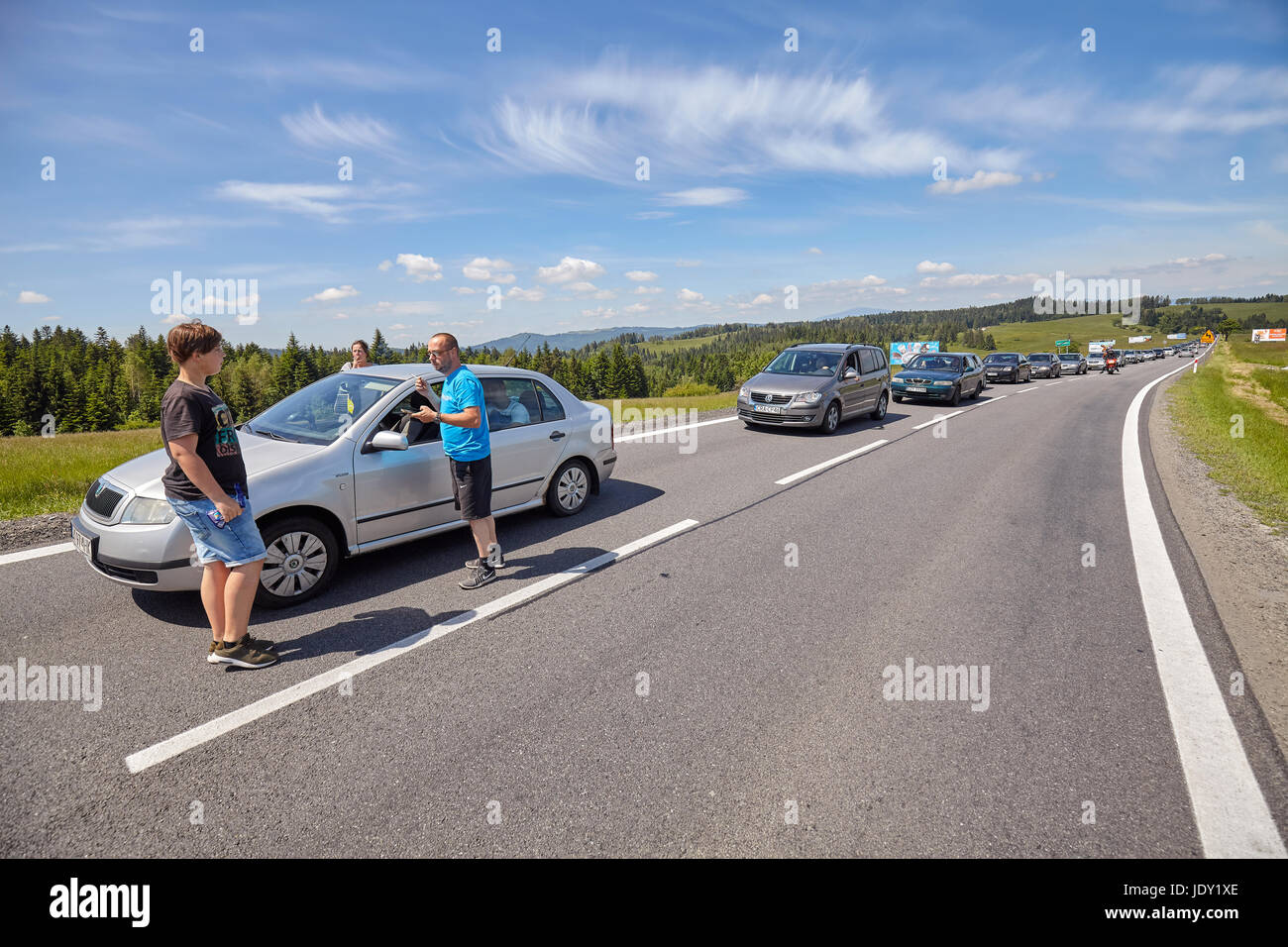 Bukowina Tatrzanska, Polonia - 15 Giugno 2017: il traffico su una strada a Monti Tatra, una popolare destinazione turistica in Polonia meridionale, vicino alla Sl Foto Stock