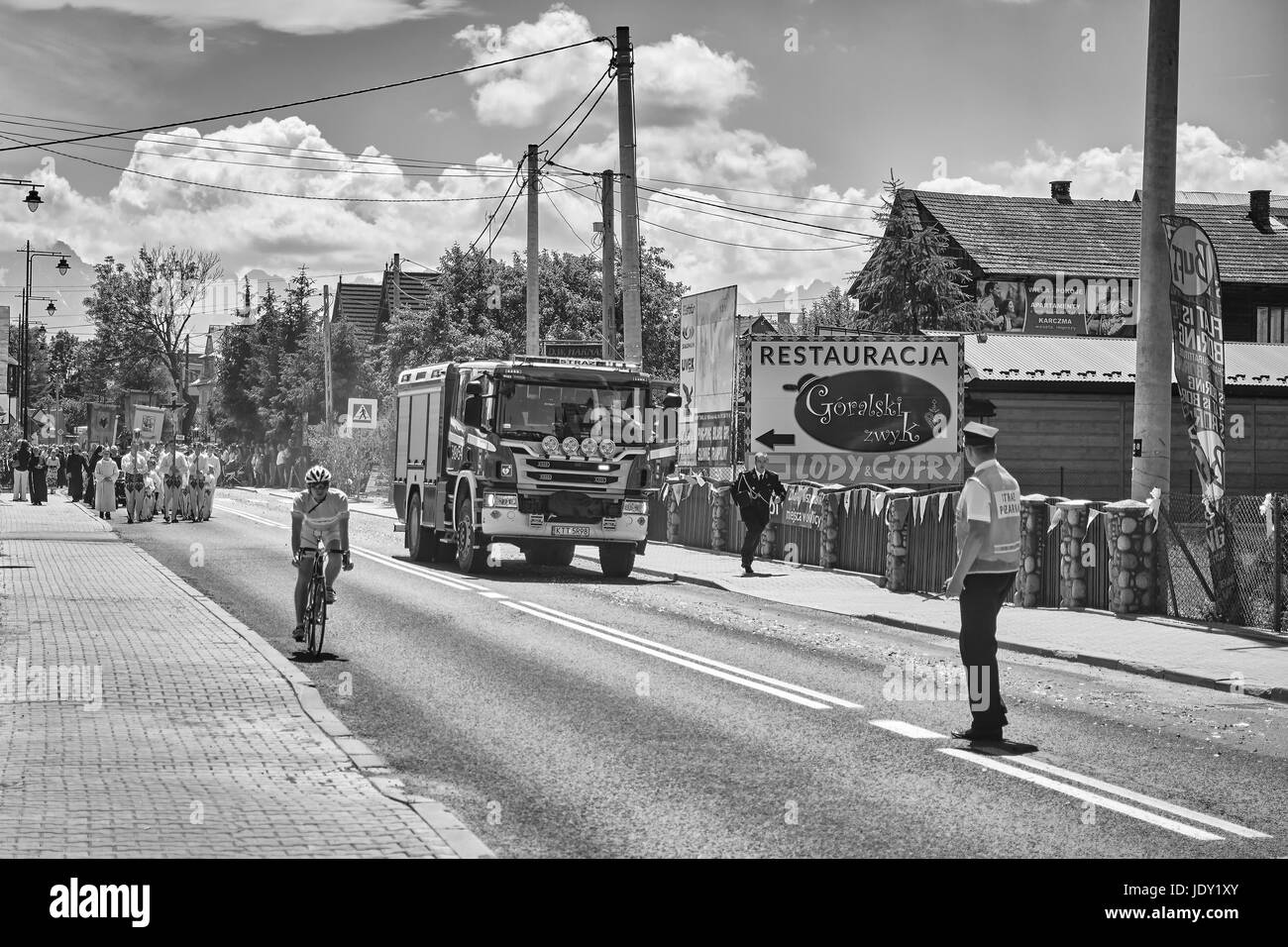 Bialka Tatrzanska, Polonia - 15 Giugno 2017: Vigili del Fuoco rush per rispondere alla chiamata di emergenza durante la processione del Corpus Domini village main street. Foto Stock