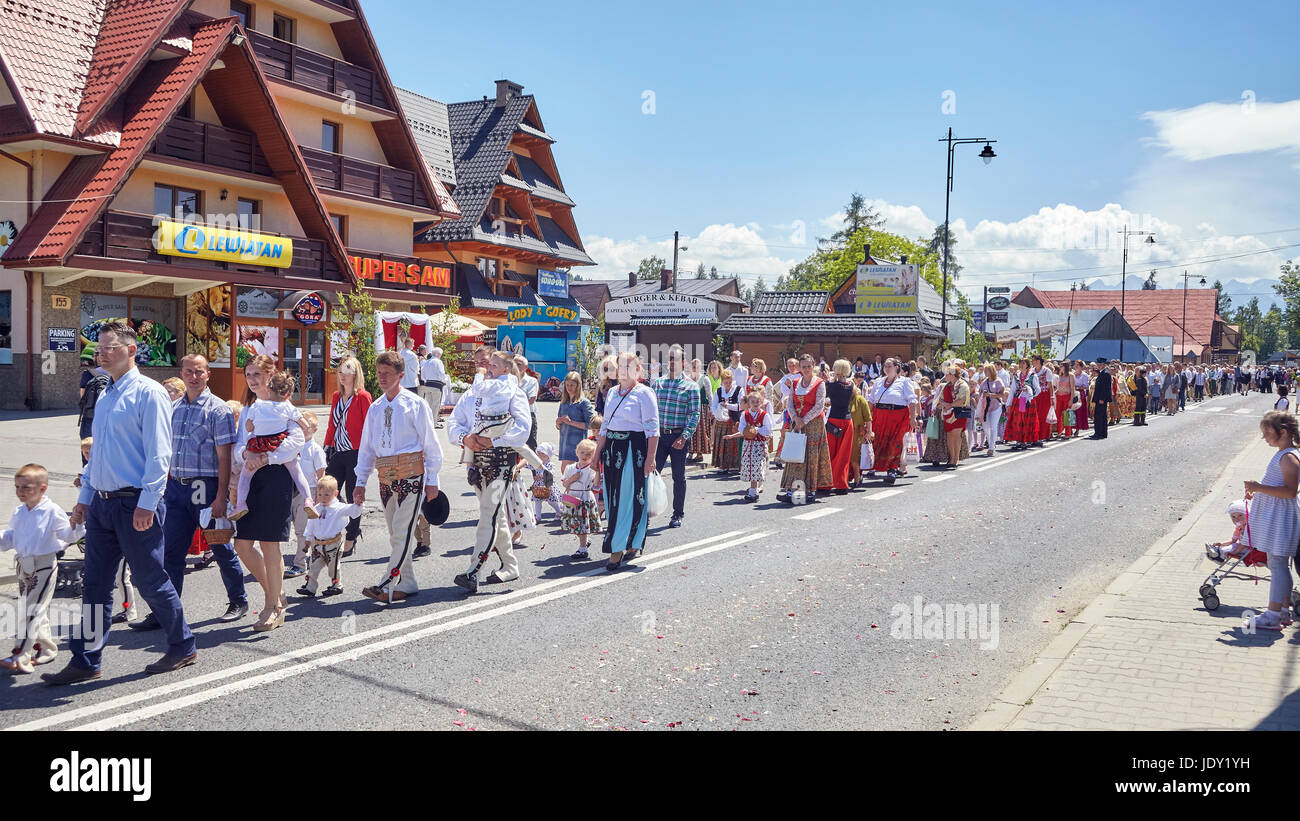 Bialka Tatrzanska, Polonia - 15 Giugno 2017: Solennità del Corpus Domini processione religiosa attraverso una strada principale di Bialka Tatrzanska, villaggio di montagna vicino t Foto Stock
