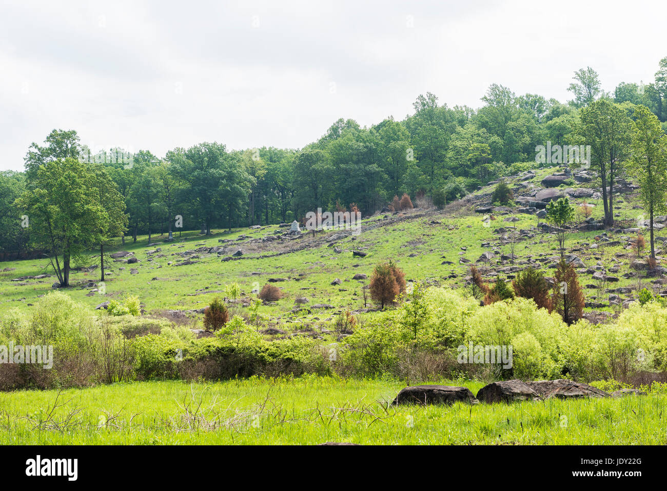 Gettysburg, Stati Uniti d'America - 24 Maggio 2017: Little Round Top nel campo di battaglia di Gettysburg National Park durante il periodo estivo con pietre grave Foto Stock