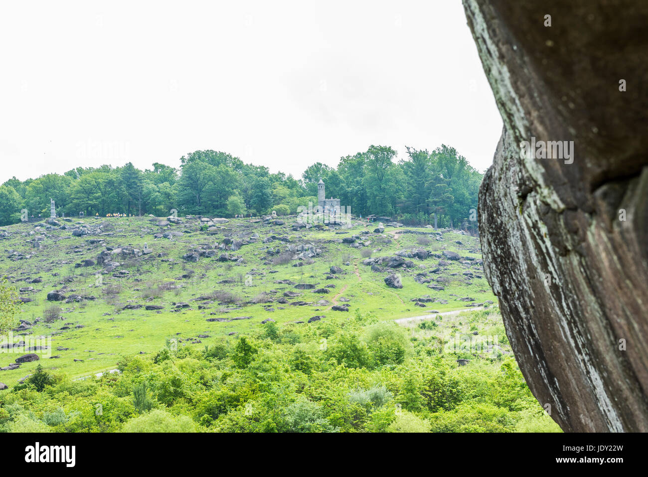 Gettysburg, Stati Uniti d'America - 24 Maggio 2017: Little Round Top New York monumento nel campo di battaglia di Gettysburg National Park in estate con le persone Foto Stock