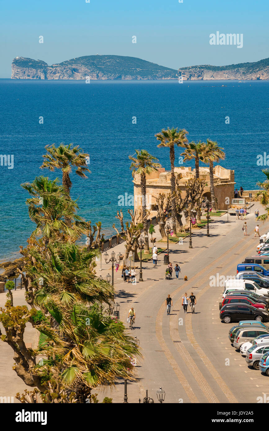 Alghero Sardegna lungomare con vista aerea dei Bastioni Cristofero Colomb, una passeggiata lungo il lato sud del quartiere della città vecchia di Alghero. Foto Stock