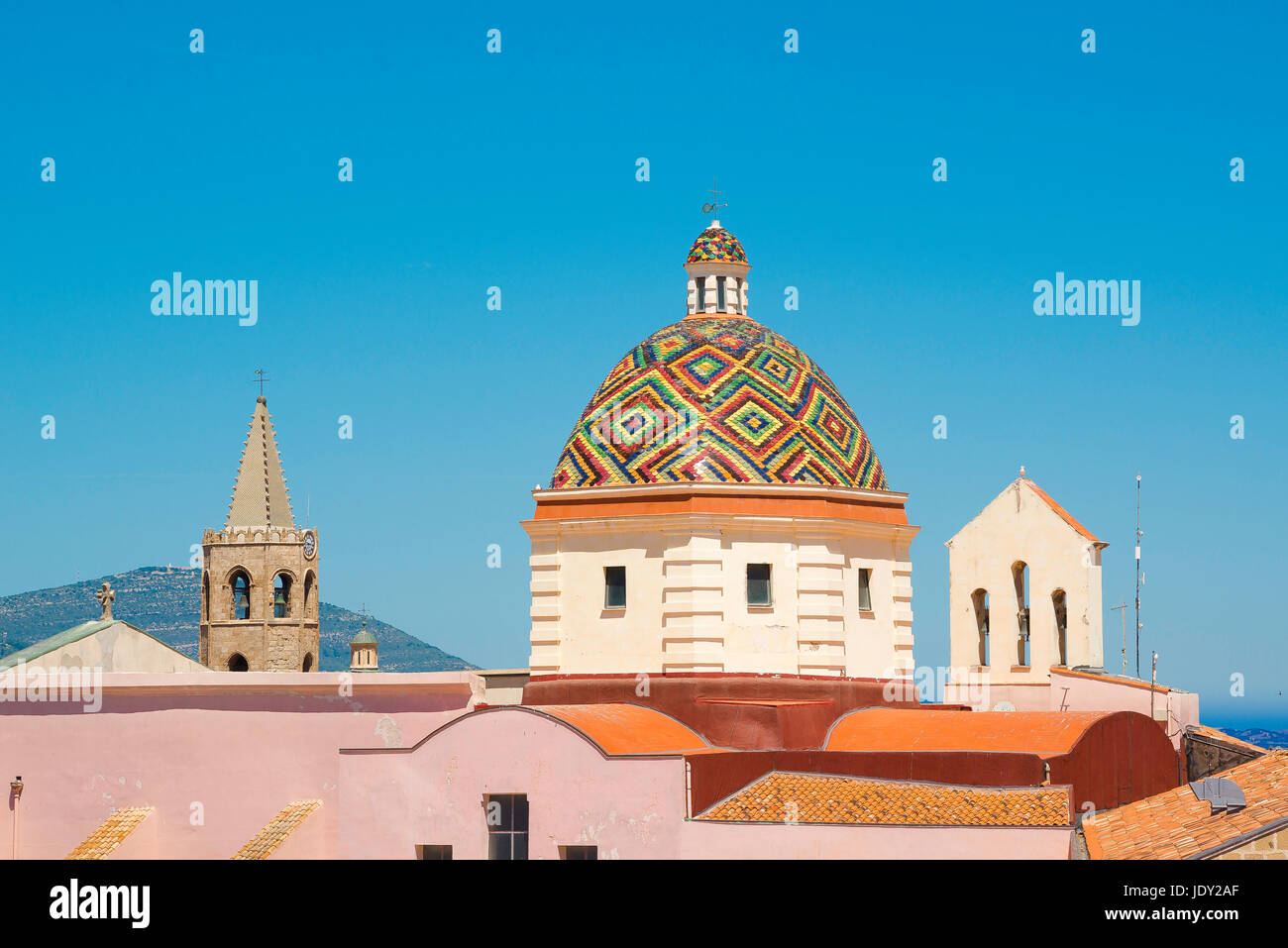 Alghero Sardegna skyline, vista delle piastrelle in maiolica cupola della chiesa di San Michele nel centro della città vecchia di Alghero, in Sardegna. Foto Stock