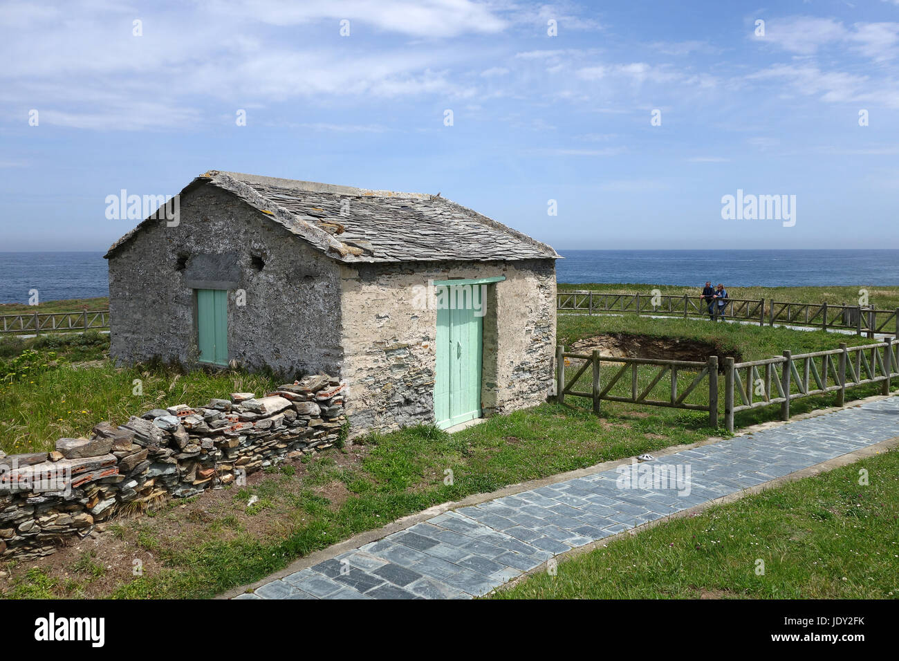 Vecchia capanna di pescatori capannone a Rinlo in Galizia, Spagna settentrionale. Costa Cantabric, Galizia, Spagna Foto Stock