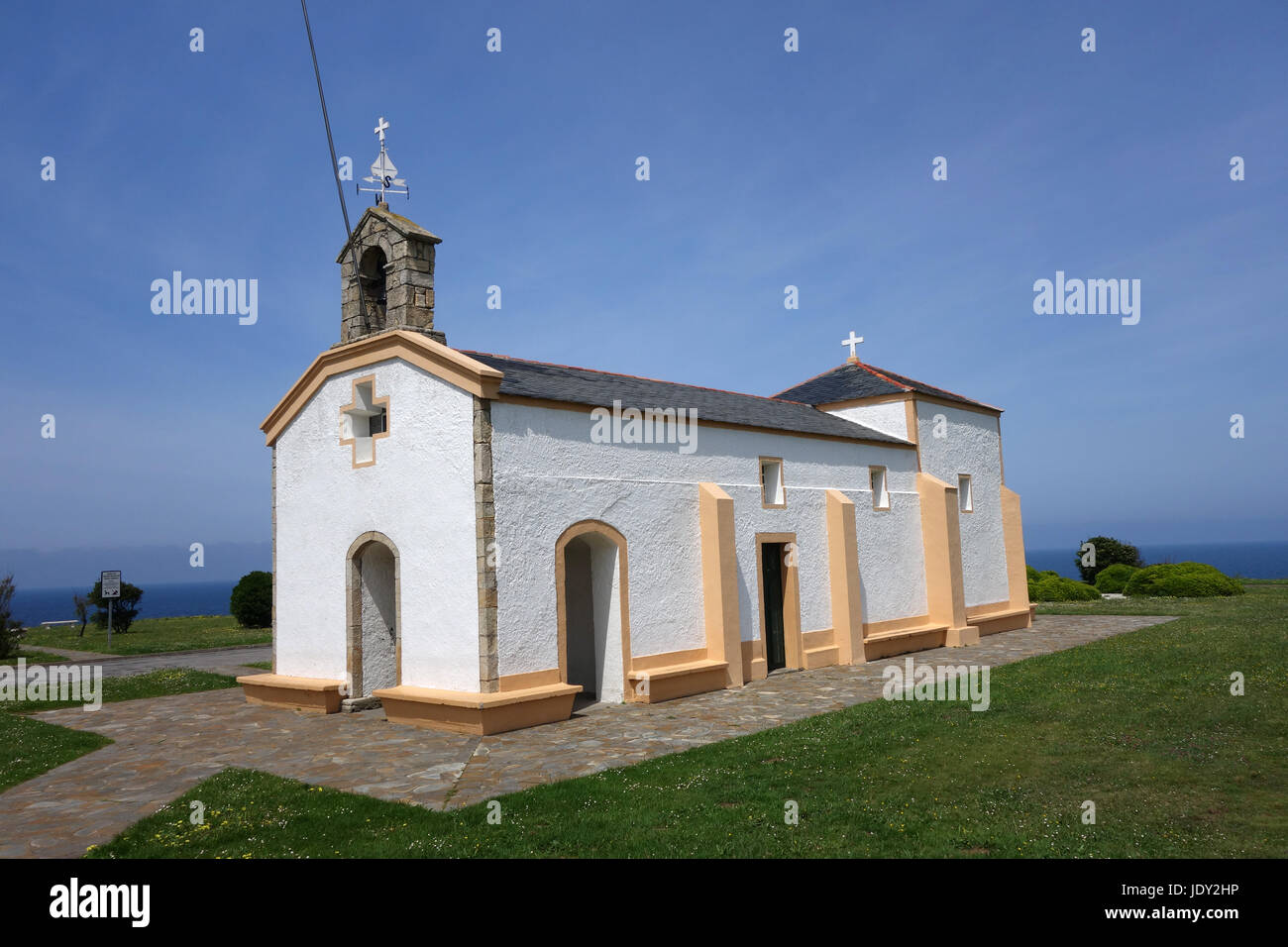 Pellegrini a piedi cappella a Puerto de Vega, capilla de la Atalaya nelle Asturie, Spagna Foto Stock