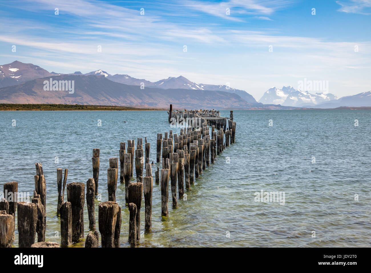 Vecchio Dock in Almirante Montt golfo in Patagonia - Puerto Natales, regione di Magallanes, Cile Foto Stock