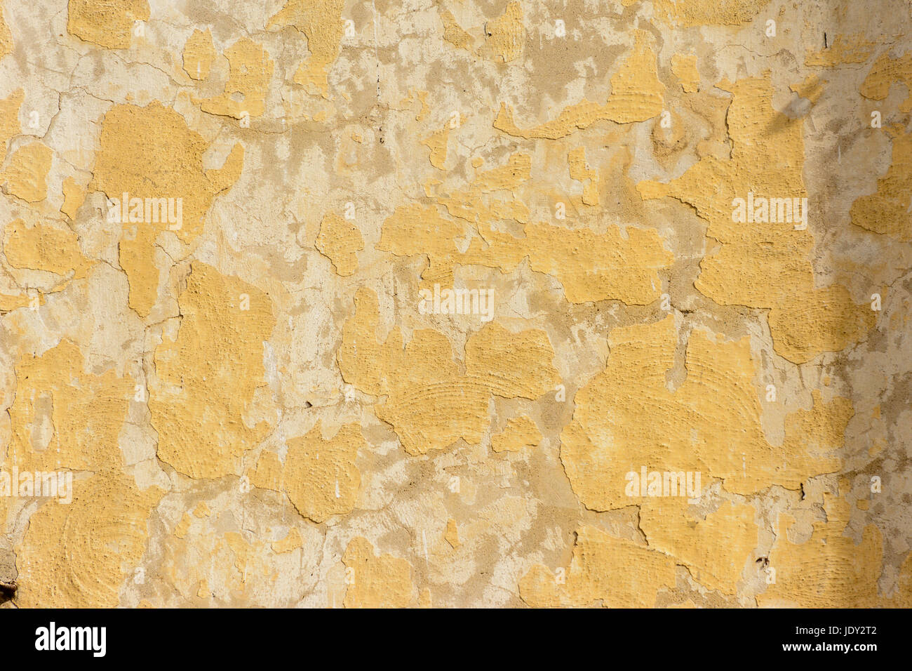 Abblaetternede Farbe auf einer alten Haeuserwand in Italien Foto Stock