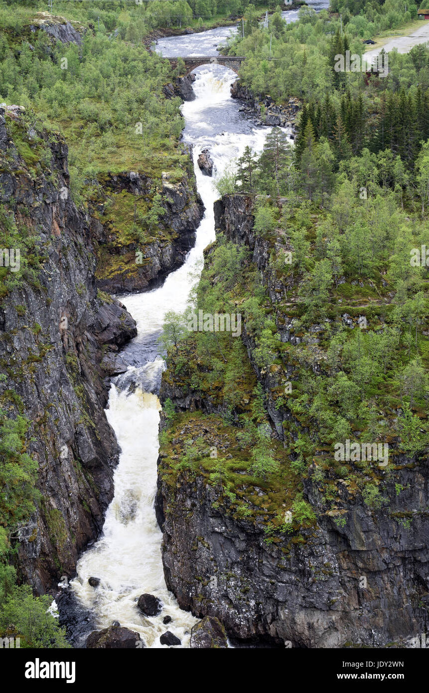 Voringsfossen, l'ottantatreesimo cascata più alta in Norvegia sulla base del numero totale di caduta. È forse la più famosa cascata nel paese. Foto Stock