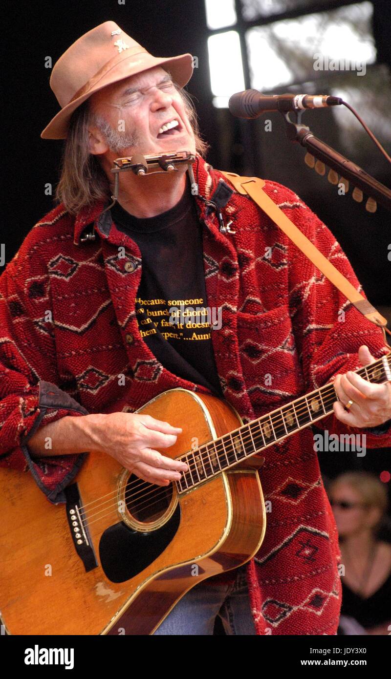 Neil Young esecuzione presso la Scuola di Ponte concerto benefico litorale anfiteatro, CA Ottobre 27, 2002 © Anthony Pidgeon / MediaPunch. Foto Stock