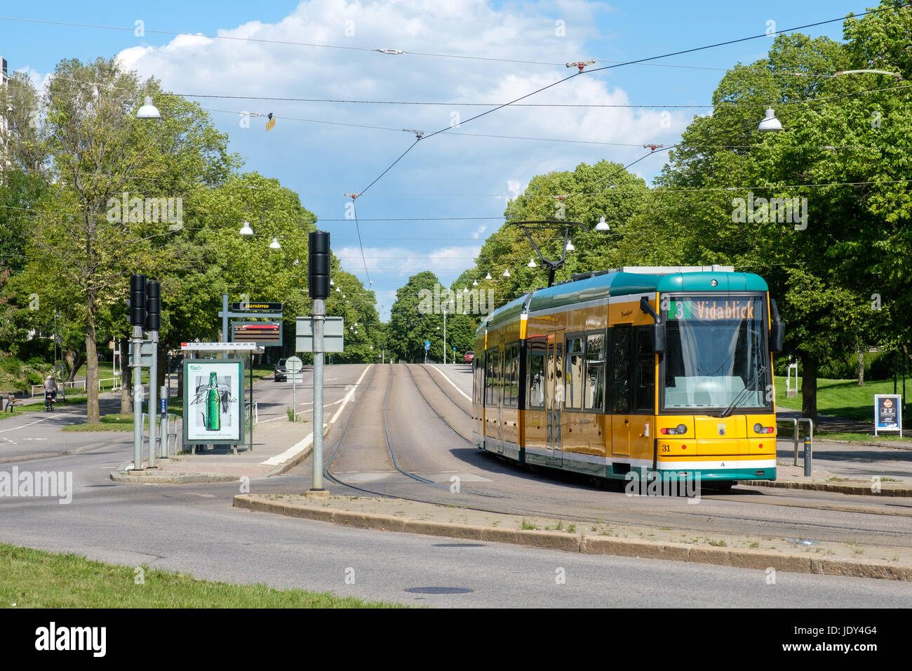 Il tram su Södra Promenaden svoltosi a Norrköping, Svezia. Il tram gialli sono rappresentative di Norrköping. Foto Stock
