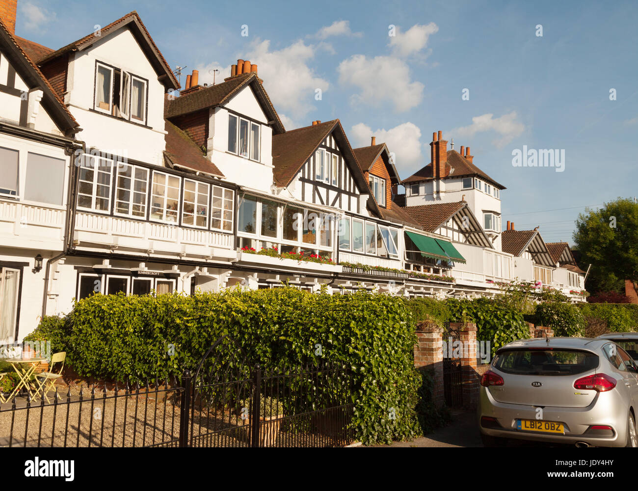 La gaiezza Row - una fila di case a schiera in Taplow, Buckinghamshire England Regno Unito Foto Stock