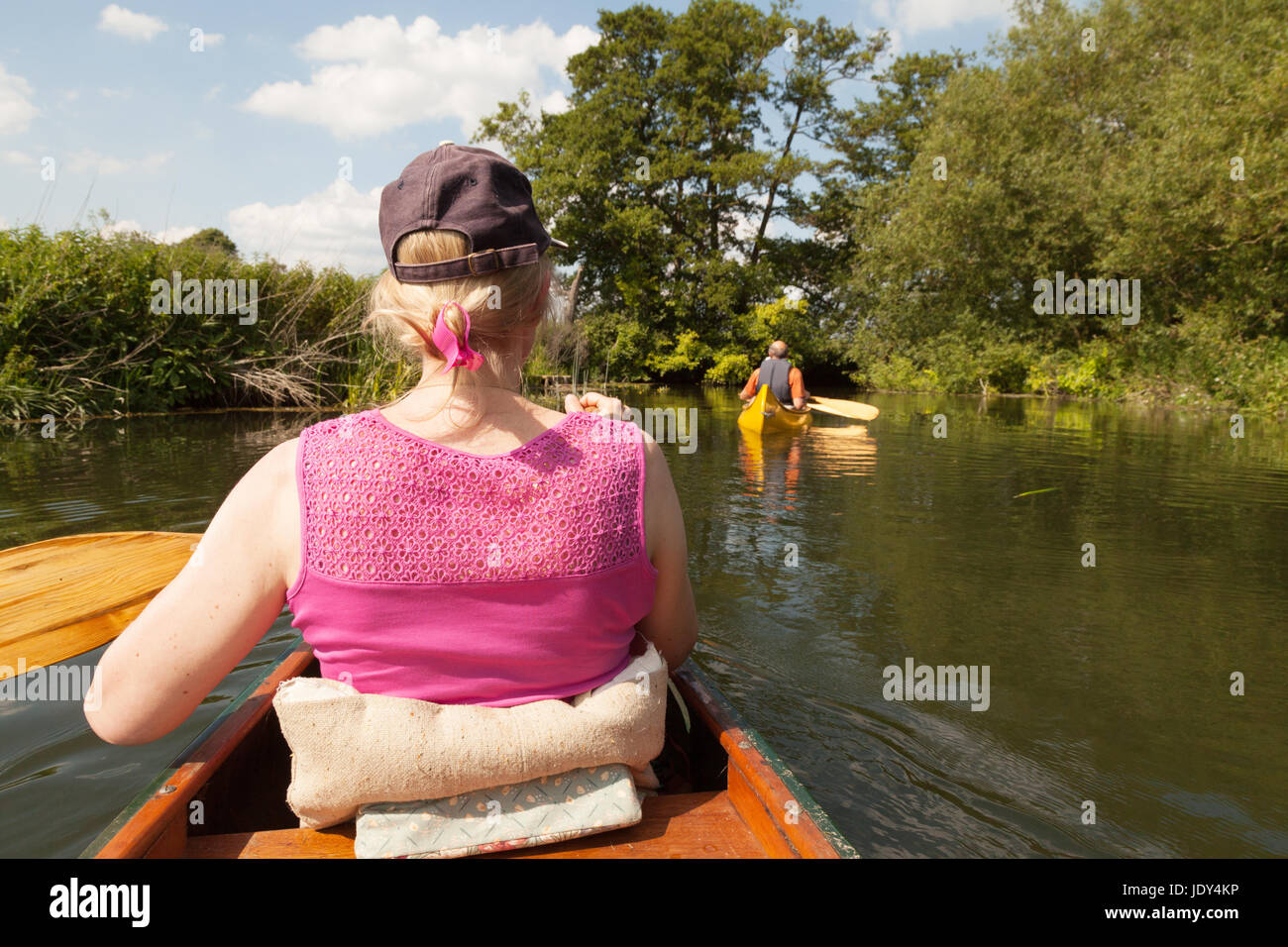 In canoa sul fiume Loddon, un affluente del Tamigi in Oxfordshire England Regno Unito Foto Stock