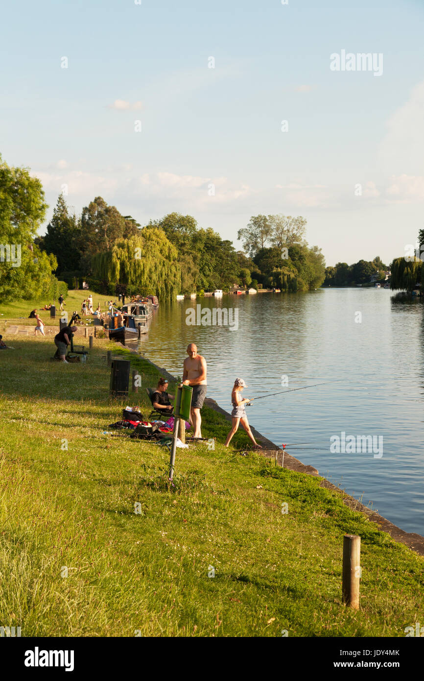 La gente sulla Thames Path a Taplow, godendo il sole estivo, Taplow, Buckinghamshire England Regno Unito Foto Stock