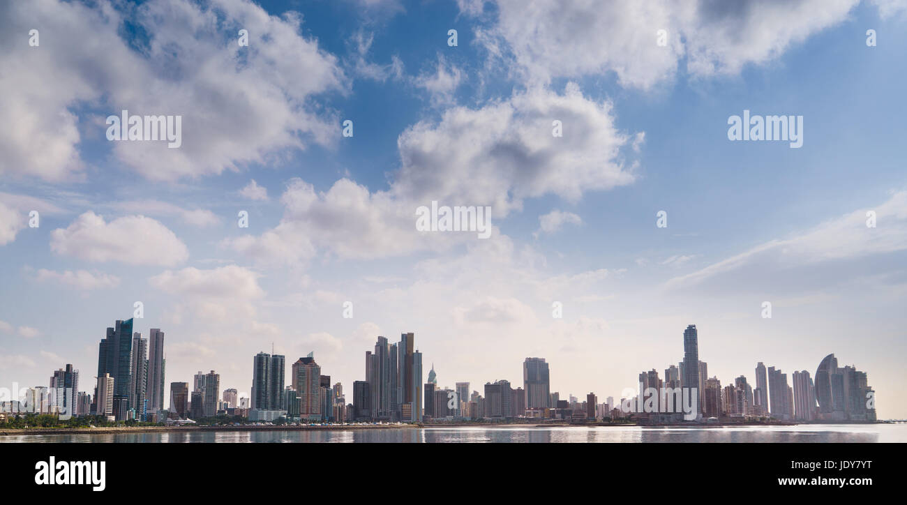 Attrazioni turistiche e la destinazione SCENIC. Vista panoramica della città di Panama skyline e mare Foto Stock