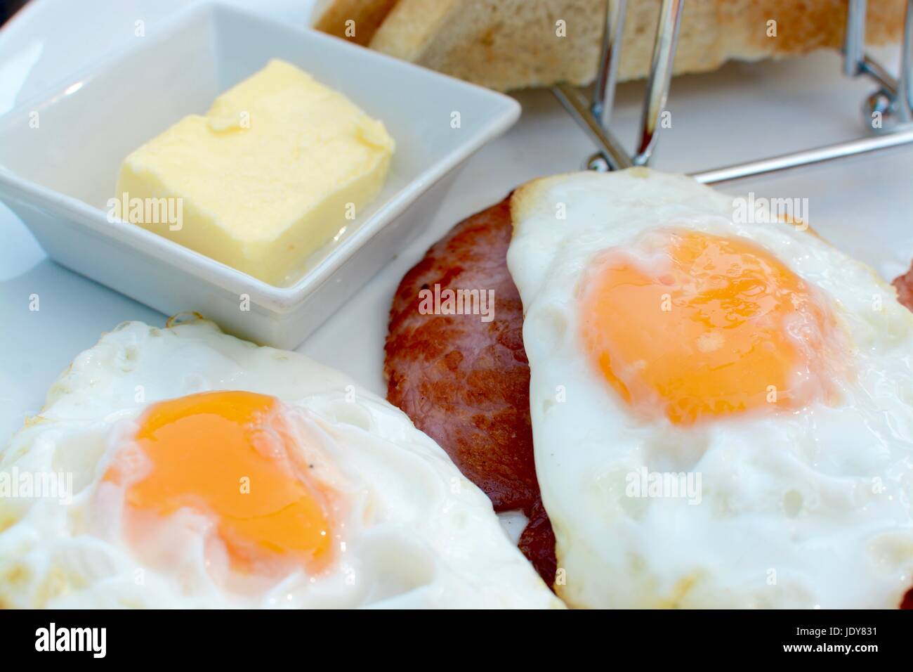 Prima colazione Inglese con uova fritte, pancetta e toast Foto Stock