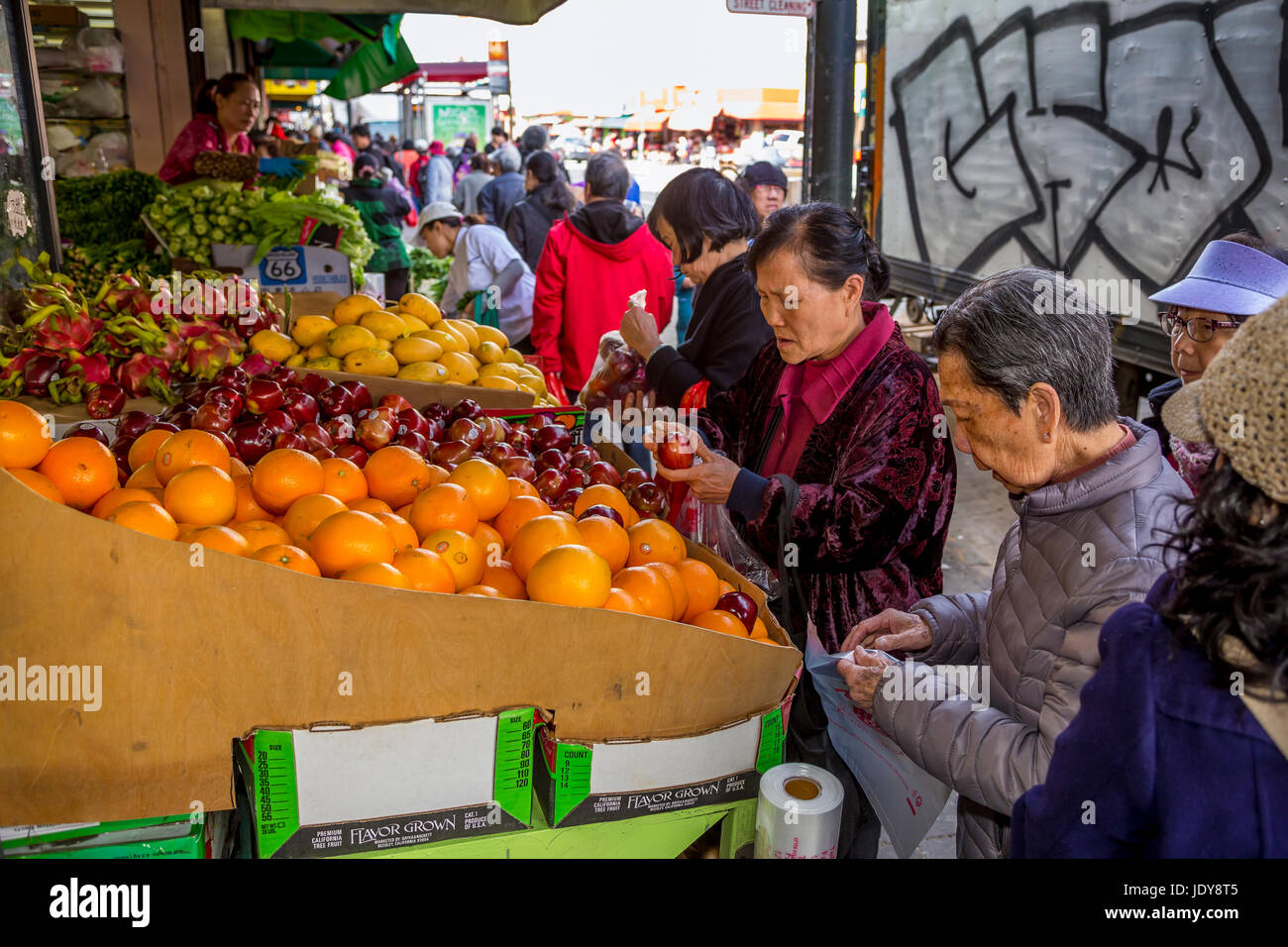 Cinese-americani, cinese-popolo americano, shoppers, shopping, mercato di frutta e verdura, Stockton Street, Chinatown di San Francisco, California Foto Stock