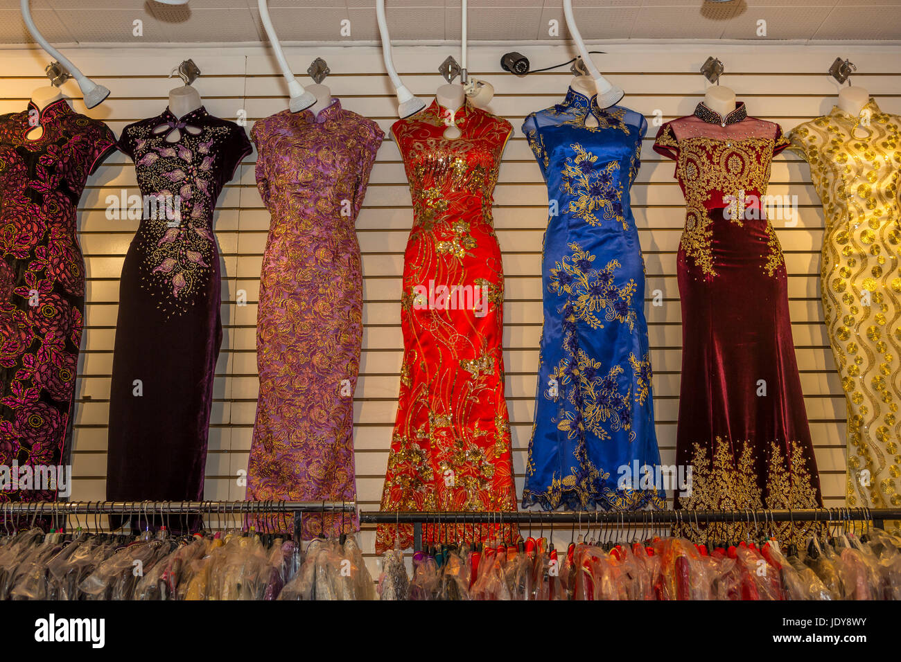 Abiti per la vendita, display, negozio di abbigliamento, Stockton Street, Chinatown di San Francisco, California, Stati Uniti Foto Stock