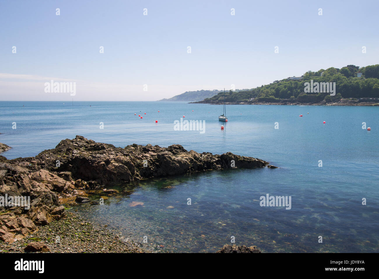 Yacht in havelet bay, saint peter port guernsey Foto Stock