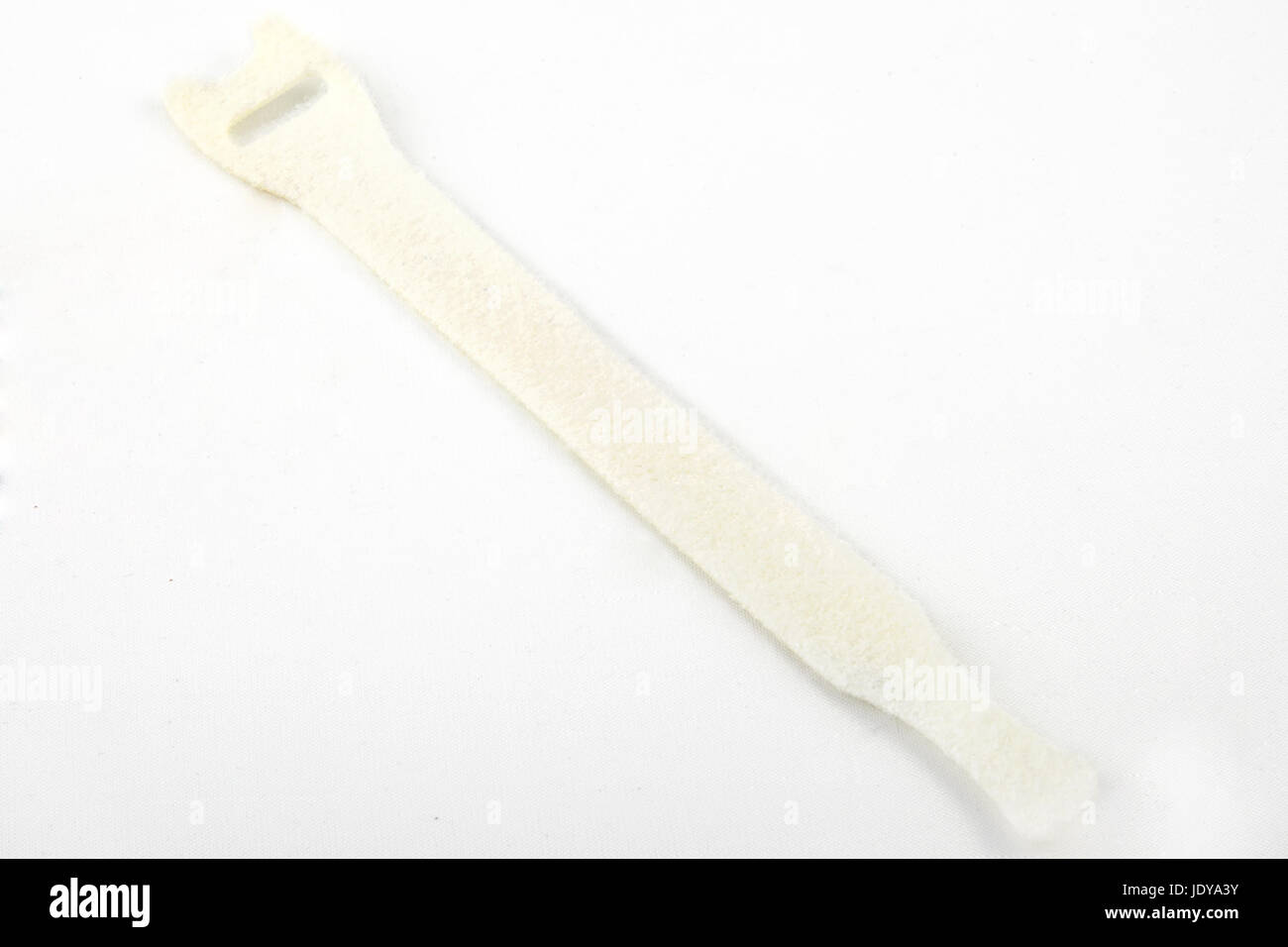 Il Velcro fascetta per cavi in bianco isolato su uno sfondo bianco Foto Stock