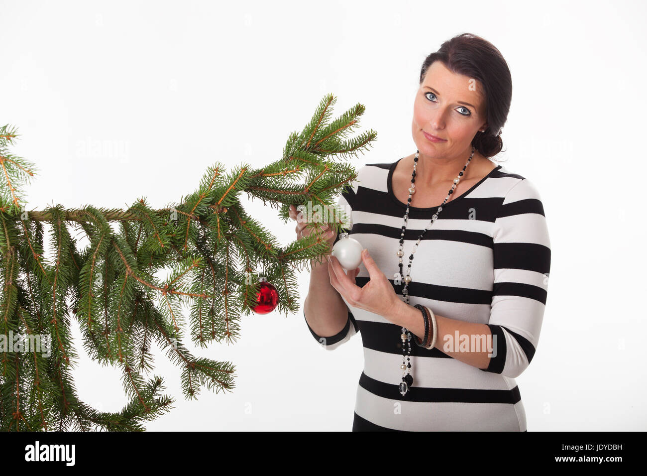 Frau mit einer Weihnachtskugel Foto Stock