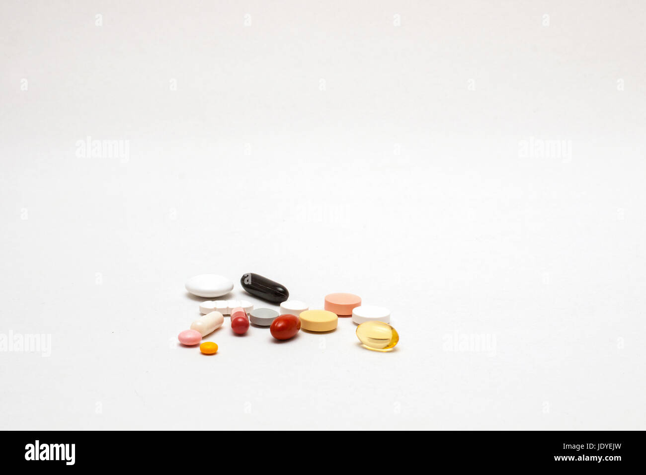Verschiedene Tabletten bunte, isoliert Foto Stock
