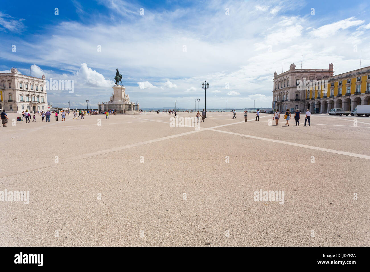 Lisbona, Portogallo - 14 Settembre 2014: Piazza del commercio a Lisbona Portogallo il 14 settembre 2014. È una delle piazze più importanti ed è stata risolta la terra dove il Palazzo Reale di Lisbona per più di 200 anni Foto Stock