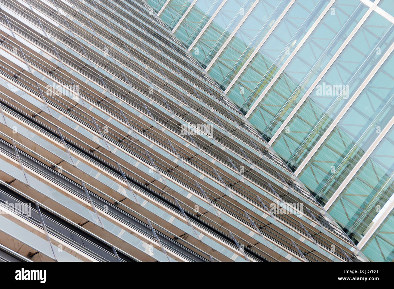 Abstrakter Hintergrund von einer Glasfassade der modernen Architektur. Foto Stock