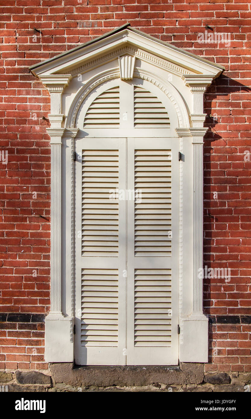 Stile federale Colonial portale con arco e frontone Foto Stock