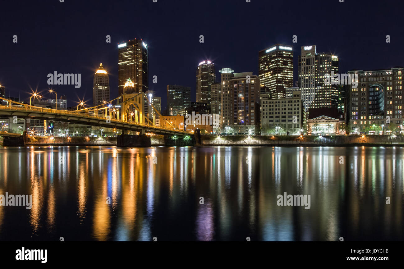 Pittsburgh, Pennsylvania skyline notturno che si affaccia sul fiume Allegheny con Andy Warhol Bridge. Foto Stock