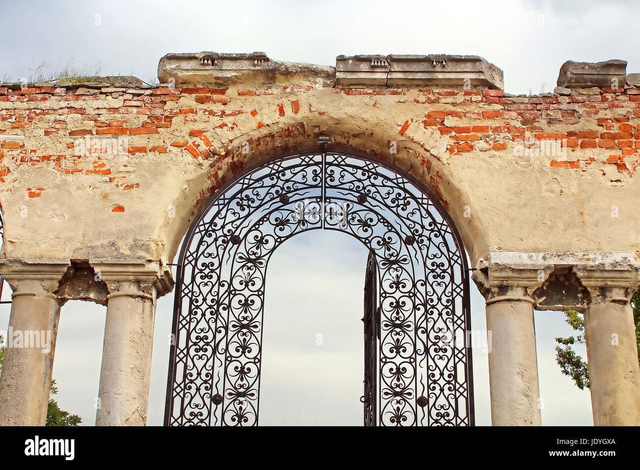 Antico cancello forgiato alla chiesa armena, Kamianets-Podilskyi, Ucraina Foto Stock