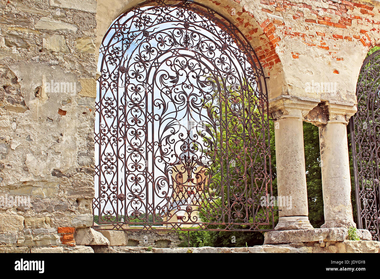 Antico cancello forgiato alla chiesa armena, Kamianets-Podilskyi, Ucraina Foto Stock