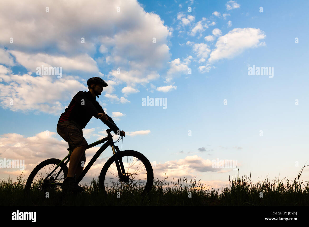 Mountain biker in sella sulla bici nella primavera di ispirazione  silhouette al tramonto. Uomo in bicicletta su MTB enduro ispirando trail.  Sport fitness motivazione e inspi Foto stock - Alamy