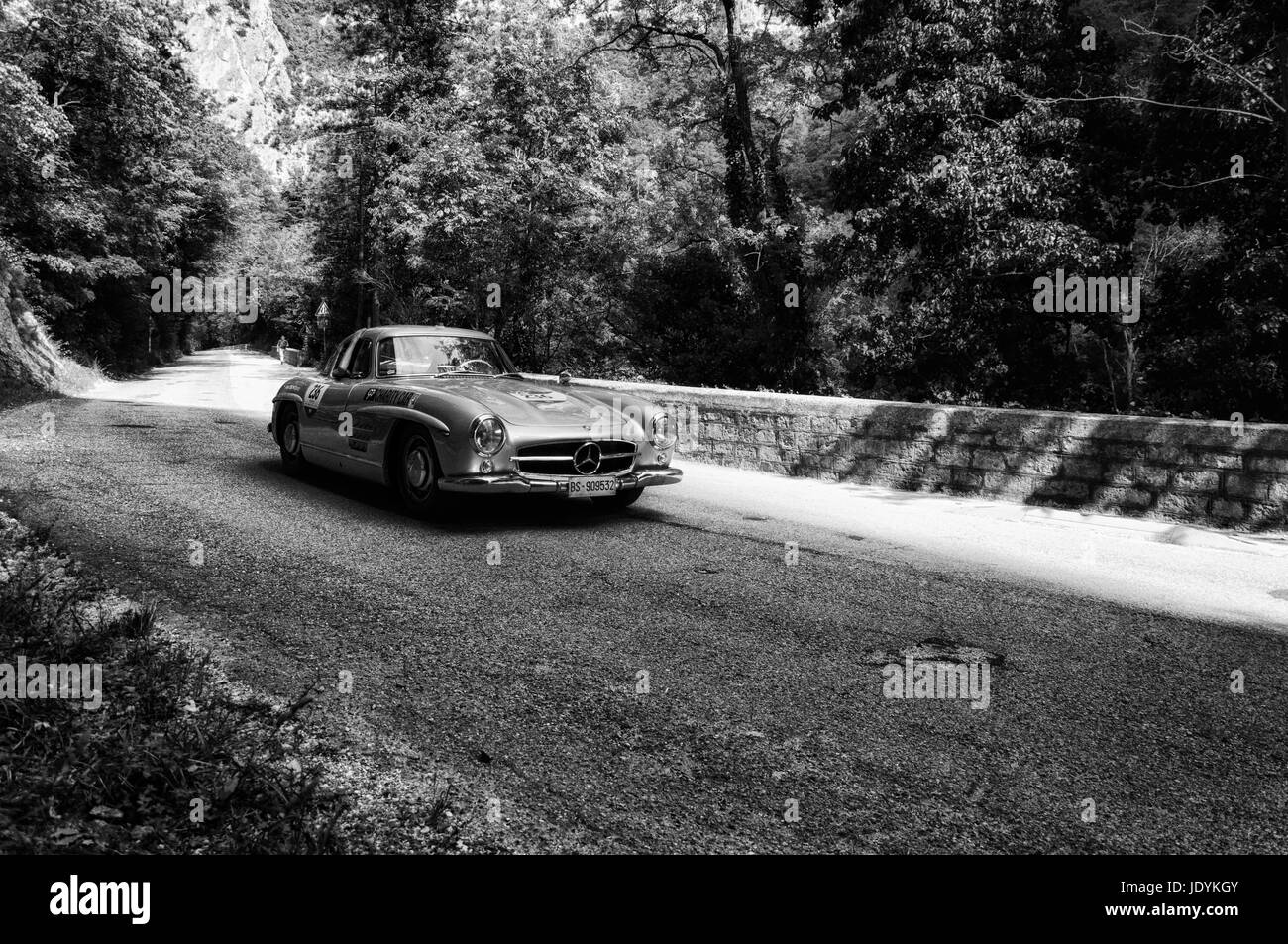 GOLA DEL FURLO, Italia - 19 Maggio: MERCEDES-BENZ 300 SL Coupé W 198 1955 su una vecchia macchina da corsa nel rally Mille Miglia 2017 il famoso storico italiano ra Foto Stock