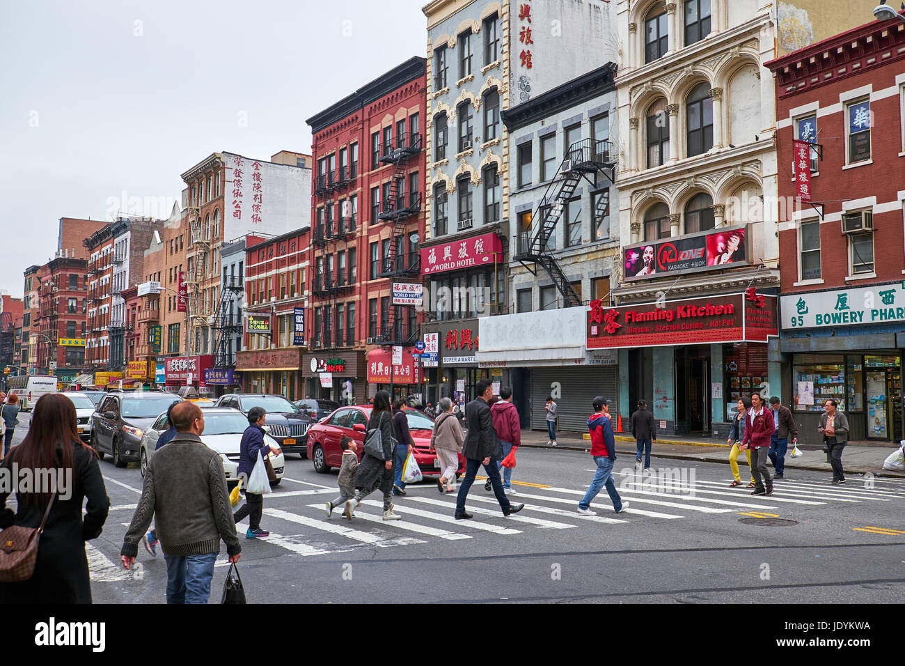 NEW YORK CITY - Ottobre 02, 2016: pedonale a piedi in un crosswalk sull'angolo di Bowery e Cheste Street a Chinatown Foto Stock