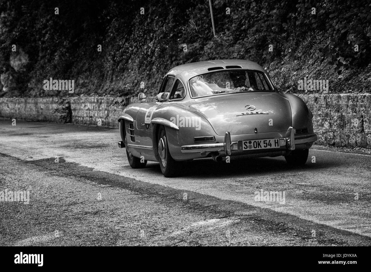 MERCEDES-BENZ 300 SL Coupé W 198 1955 su una vecchia macchina da corsa nel rally Mille Miglia 2017 il famoso storico italiano della gara (1927-1957) il 19 maggio 2017 Foto Stock