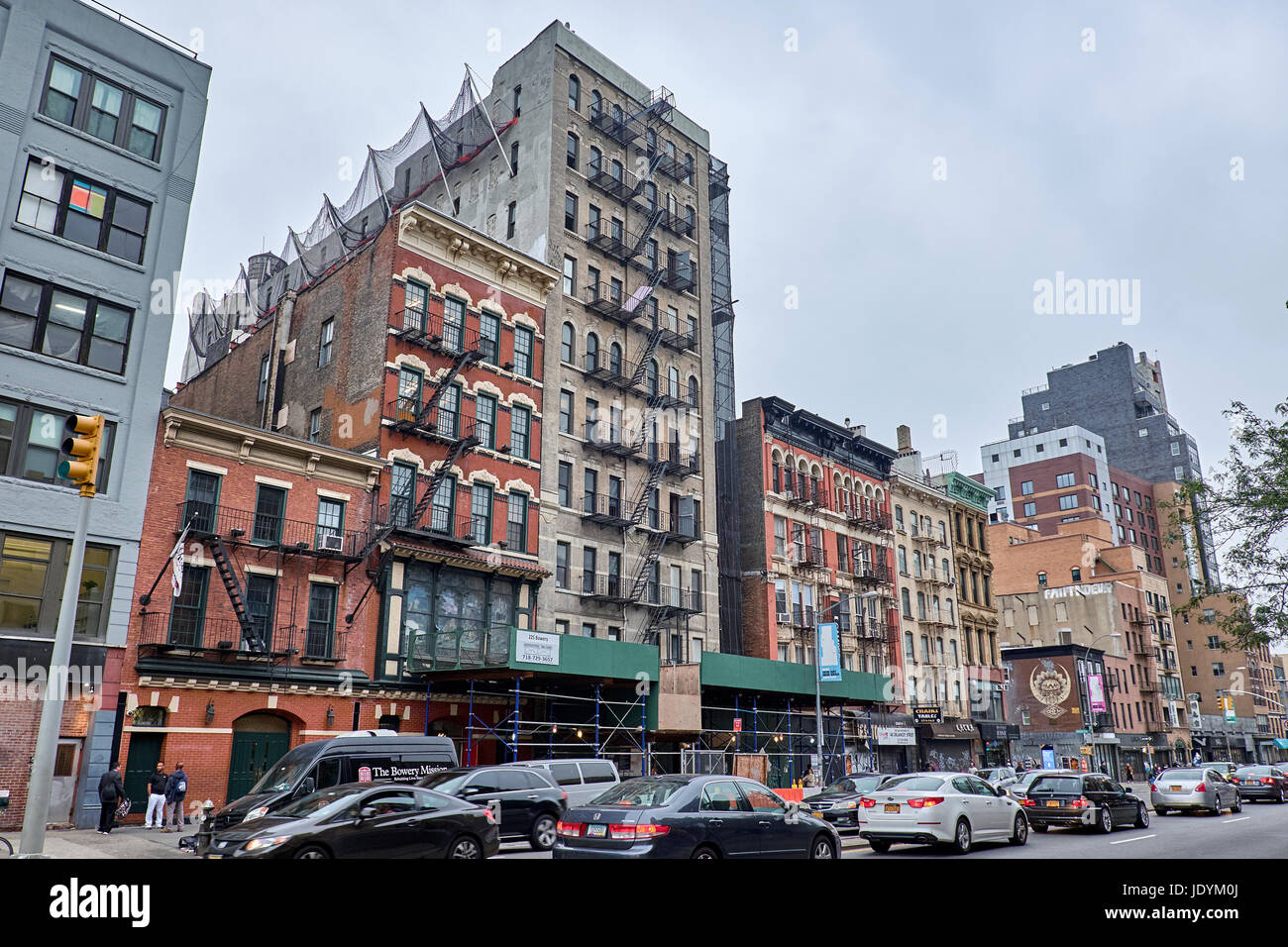 NEW YORK CITY - Ottobre 02, 2016: Vie con paraurti a paraurti di traffico su Bowery Street con il vecchio usurato edifici di appartamenti Foto Stock