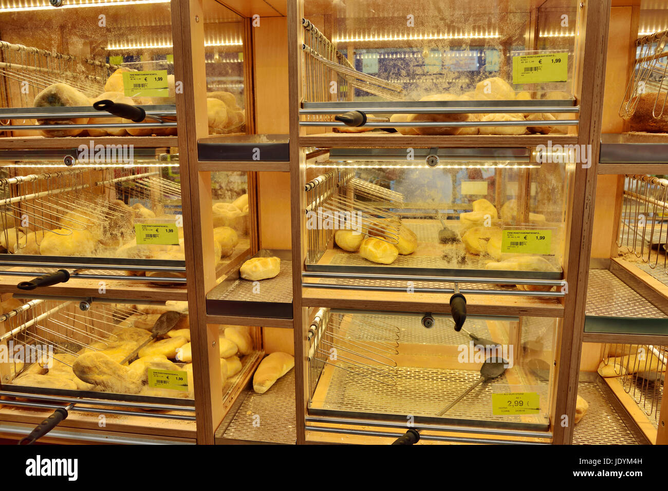 Supermercato italiano pane ripiani che impediscono alla gente di movimentazione di magazzino per essere igienico Foto Stock