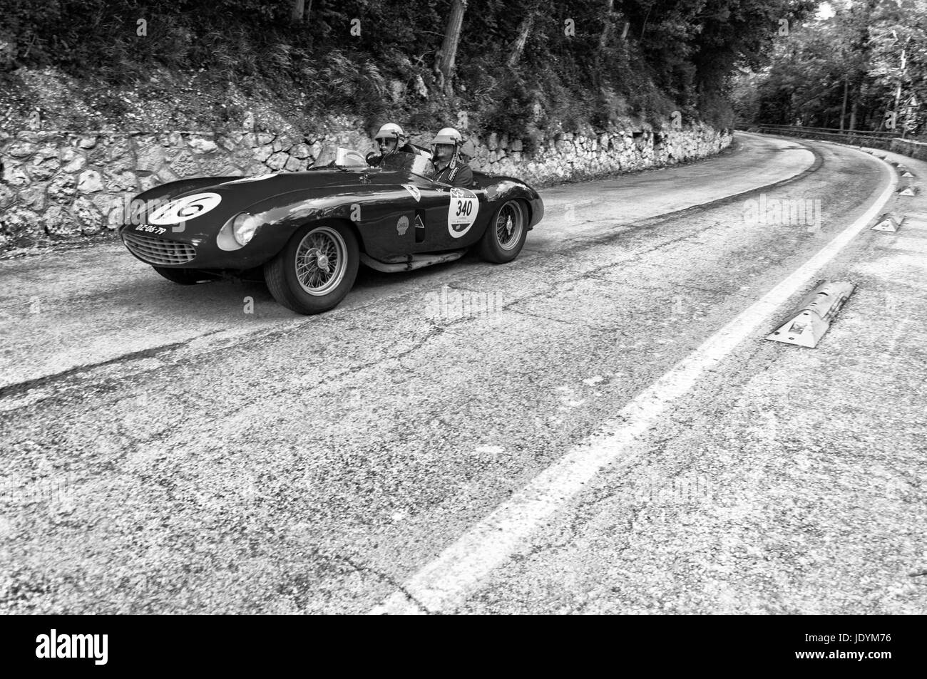 GOLA DEL FURLO, Italia - 19 Maggio: Ferrari 750 MONZA SPIDER SCAGLIETTI 1954 su una vecchia macchina da corsa nel rally Mille Miglia 2017 il famoso storico italiano Foto Stock