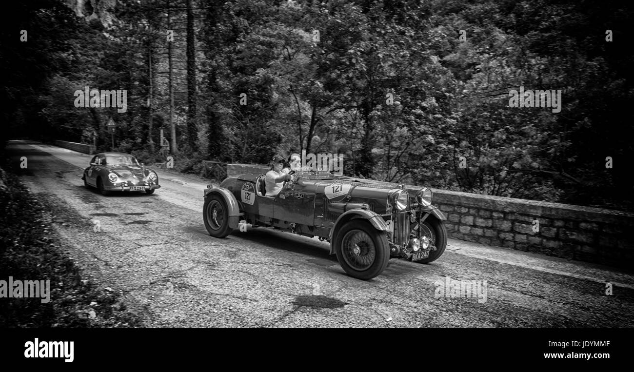 GOLA DEL FURLO, Italia - 19 Maggio: LAGONDA M45 RAPIDE 1935 su una vecchia macchina da corsa nel rally Mille Miglia 2017 il famoso storico italiano della gara (1927-1957) Foto Stock