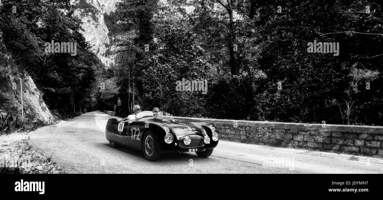 GOLA DEL FURLO, Italia - 19 Maggio: Cisitalia 202 S MM SPIDER NUVOLARI 1947 su una vecchia macchina da corsa nel rally Mille Miglia 2017 il famoso storico italiano Foto Stock