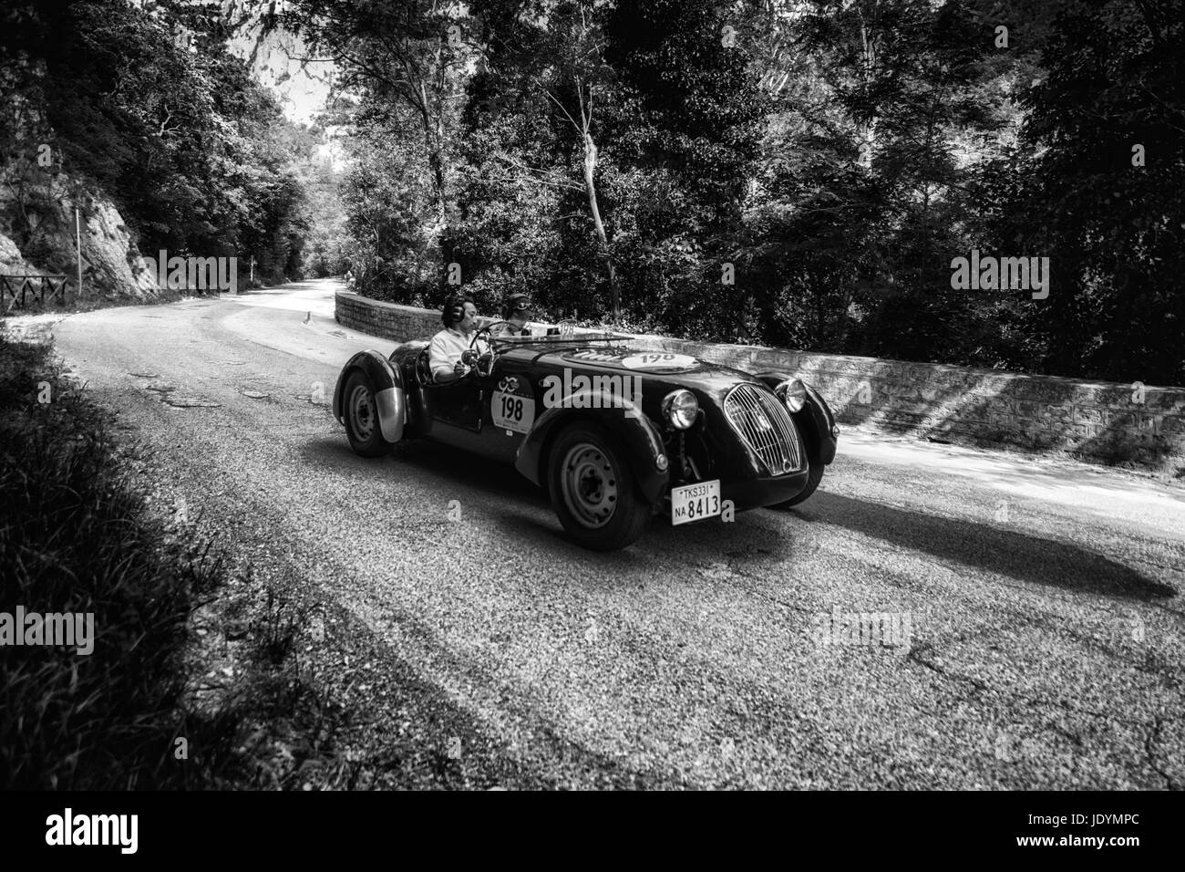 GOLA DEL FURLO, Italia - 19 Maggio: HEALEY 2400 SILVERSTONE D-tipo 1949 su una vecchia macchina da corsa nel rally Mille Miglia 2017 il famoso storico italiano della gara Foto Stock