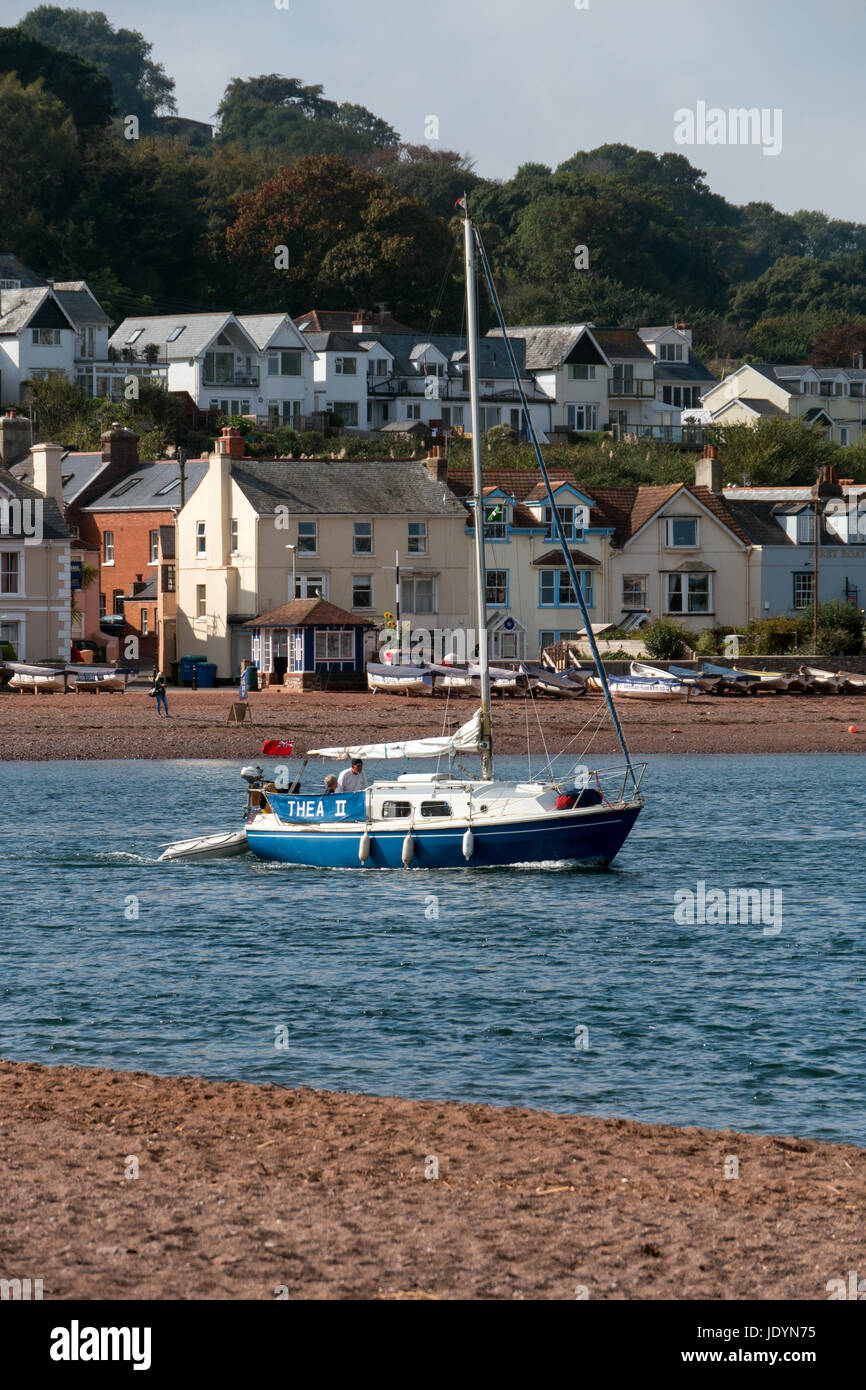 Ideale per la barca a vela sul Teign estuario, con il villaggio di Shaldon attraverso l'acqua, visto dal retro spiaggia, Teignmouth, Devon, Inghilterra, Regno Unito Foto Stock