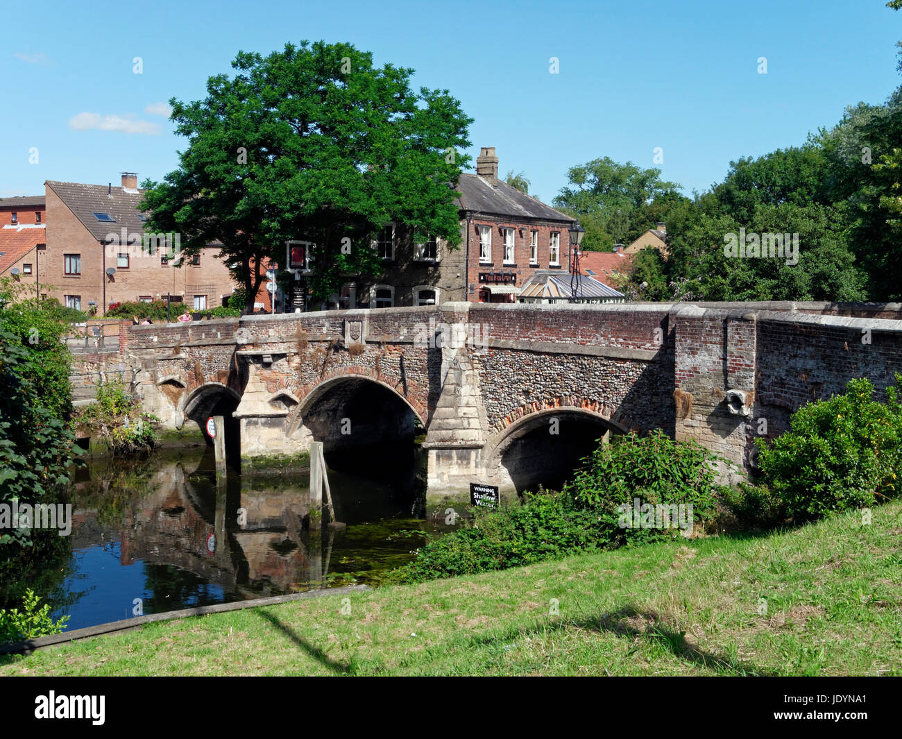 Le antiche del secolo XIV, Vescovo Bridge, che attraversano il fiume Wensum in Norwich, Norfolk, Inghilterra, Regno Unito Foto Stock