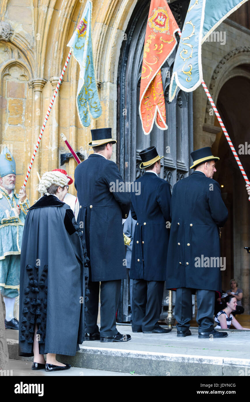 In una calda e soleggiata domenica, 18 giugno 2017, accademici, membri della corporazione, corte rappresentanti e dignitari locali parata e Processo nella cattedrale di Foto Stock